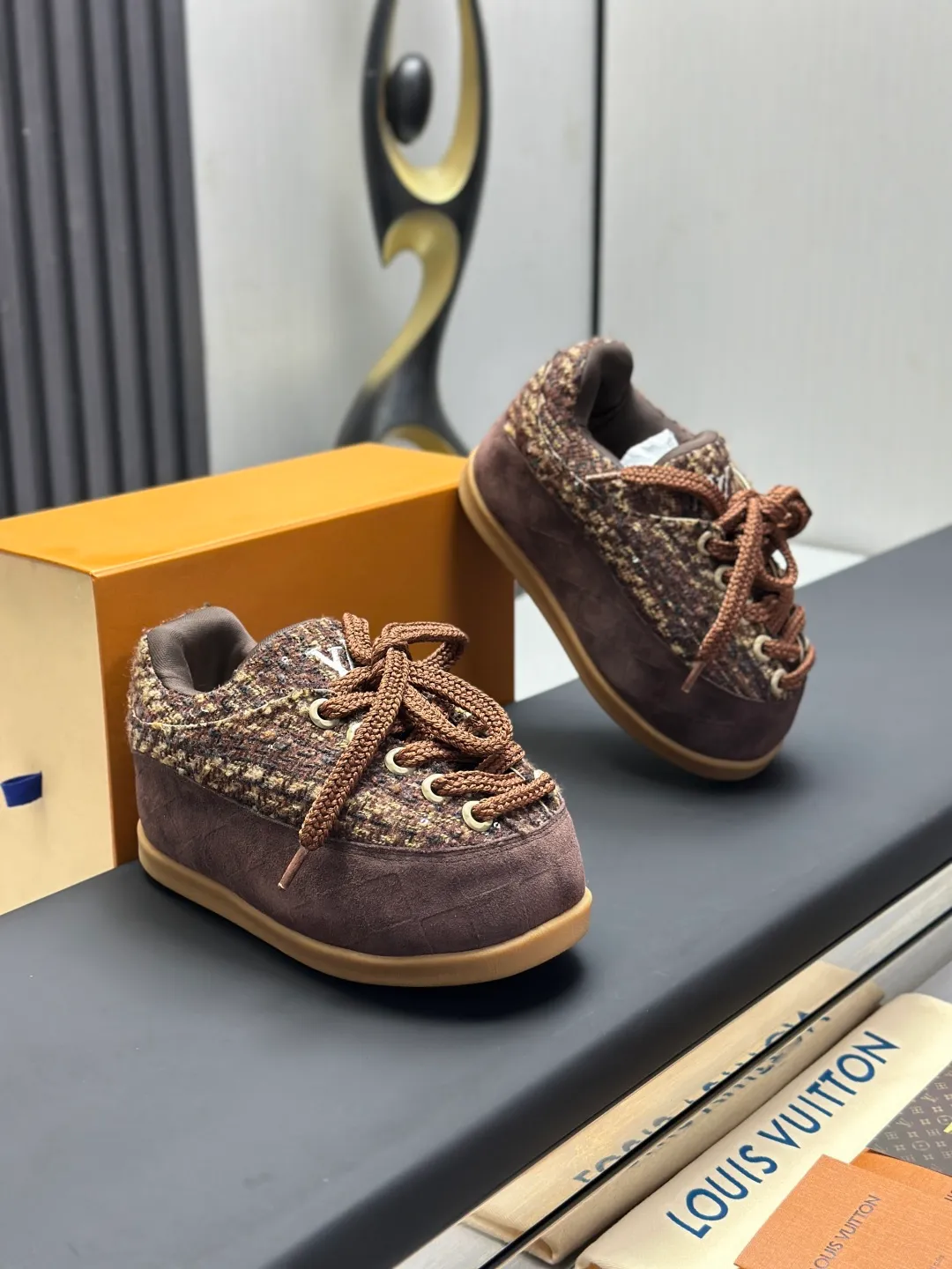 👟👟Ex-factory price 720👟👟 Top version LV-Louis Vuitton-Bread Catwalk New Style 1:1 development replica of the original version! ! The upper foot is very comfortable. It is made of luxurious materials and fine workmanship. The midsole is printed with English letters "Made in Europe". The upper is made of calfskin imported from Italy. The side is decorated with the brand's LOGO and signature. The latest latex foot pads and mesh lining make the foot feel super comfortable. The original two-color TPU combination outsole is specially provided by the original factory. Bag technology Goodyear stitched edges Fabric: Exclusive customized first-layer cowhide Accessories: Exclusive private model Vuitton logo, lining: Customized silk mesh lining - first-layer silk cowhide lining Outsole: TPU combination outsole wear-resistant, non-slip and anti-yellowing Foot pads: new latex pads-mesh sweat-absorbent Counter technology: fully computerized sewing machine wire drawing Toe box back cover Hot and cold shaping Full set of pull-top lasts with medium and low logo patterns Counter packaging - Shoelaces, certificates, cards, instructions, certificates, dust bags, the most complete packaging on the entire network, women's models 35-40 men's models are under development